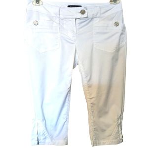 WHBM/White House Black Market White low rise Capri pants. NWOT